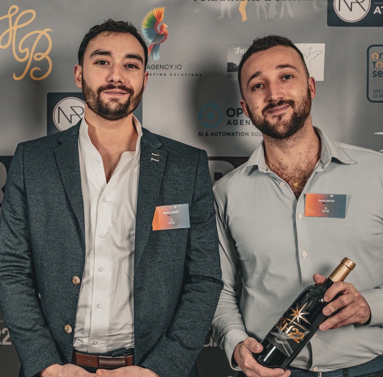 Mathéo Daney et Dorian Bayle, côte à côte, Dorian tient une bouteille de 22H22